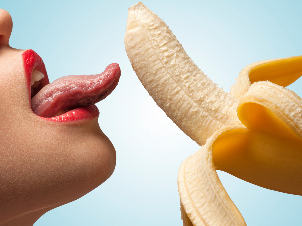Dekle liže banano