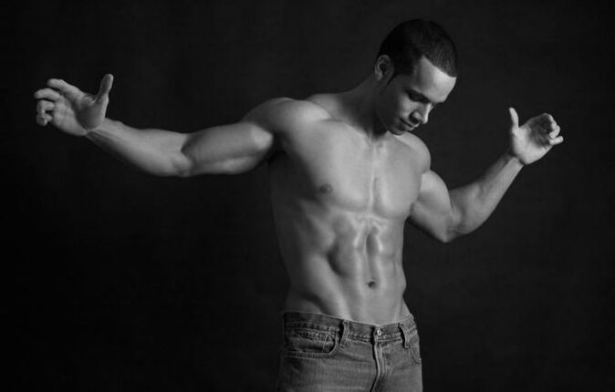 moški, ki želi povečati penis