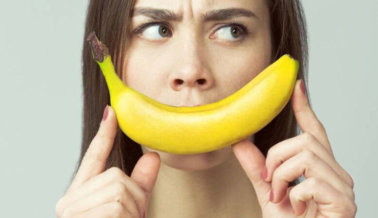 dekle z banano z masažo posnema povečanje penisa